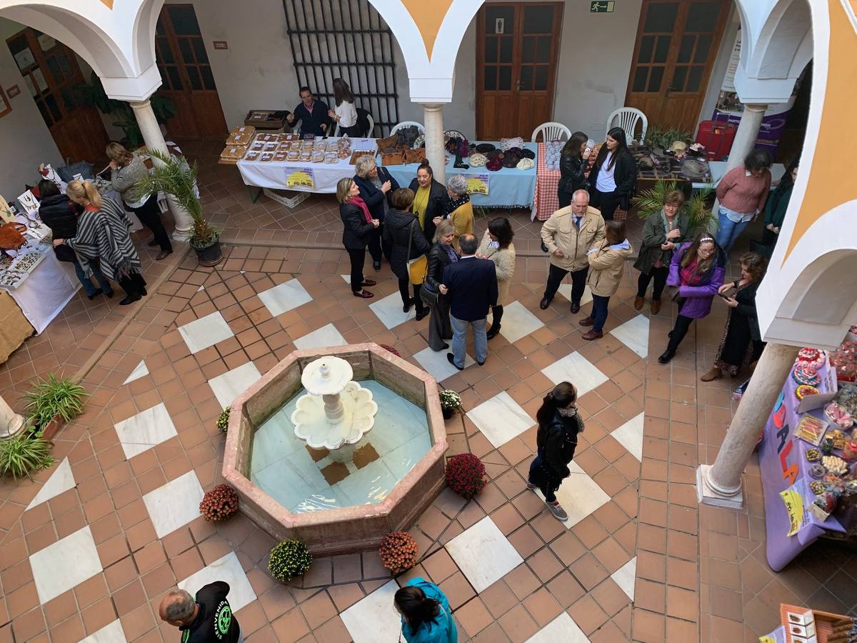 Muestra artesanal en el patio de la Casa de la Cultura 