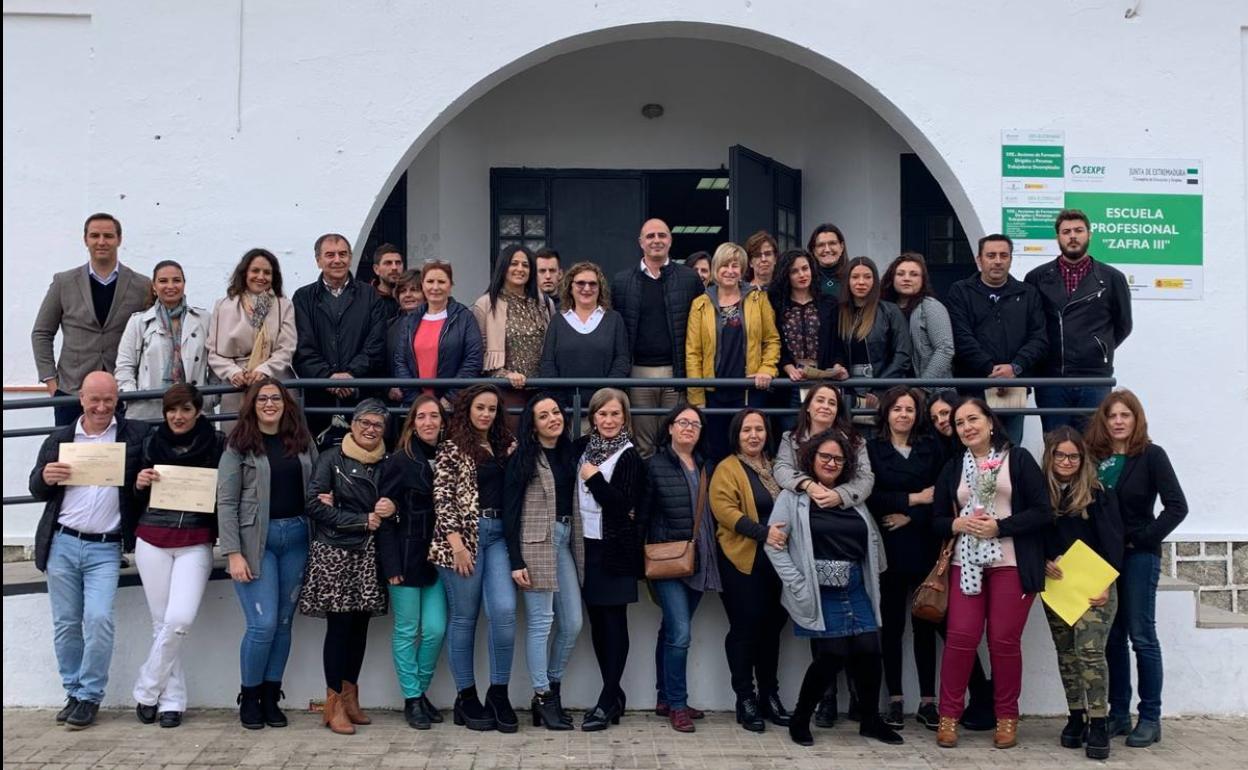 Foto de familia de los alumnos con el profesorado, representates del Ayuntamiento y empresas 