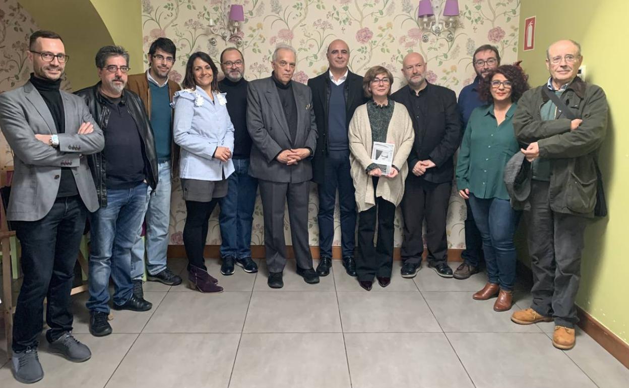 Los miembros del jurado junto a las autoridades tras conocerse el fallo 
