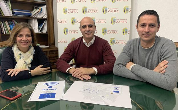 El alcalde junto a la concejala y el informático municipal durante el anuncio de la puesta en marcha 