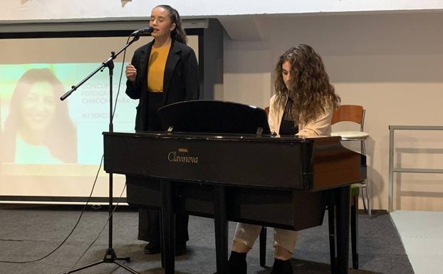 Dos alumnas de la Escuela de Música se encargaron de ponerle música al acto 