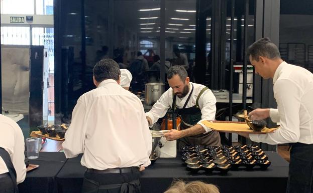 comida popular en el Mercado de Abastos ofrecida por Alejandro Hernández 