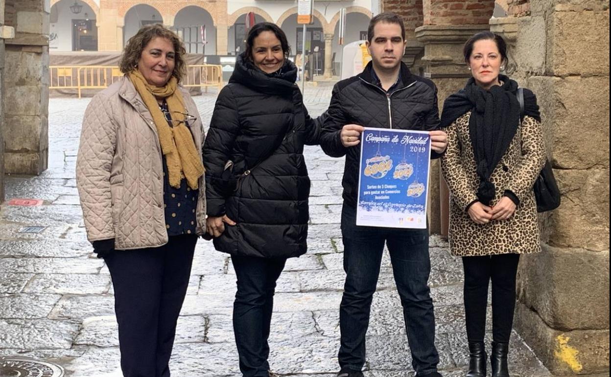 Representantes de las tres asociaciones de empresas, comercios y servicios de Zafra con la concejala 
