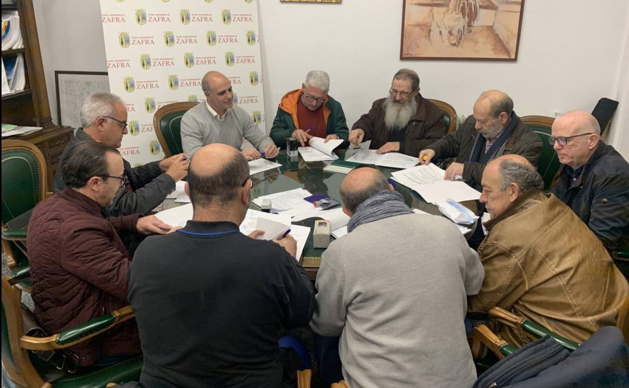 Momentos de la firma con algunos reresentantes 