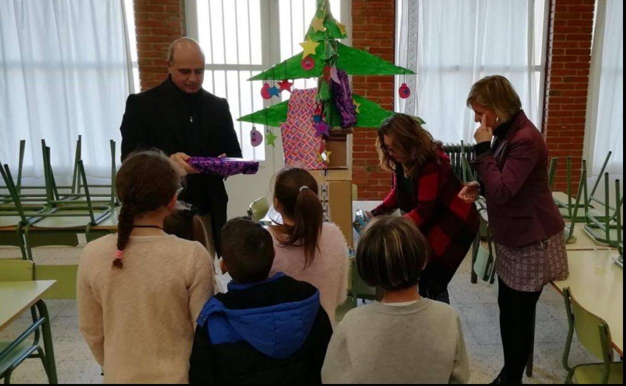 Entrega de regalos a los nilos participantes 
