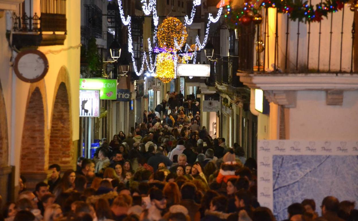 Ambiente de la calle Sevilla el día del alumbrado 