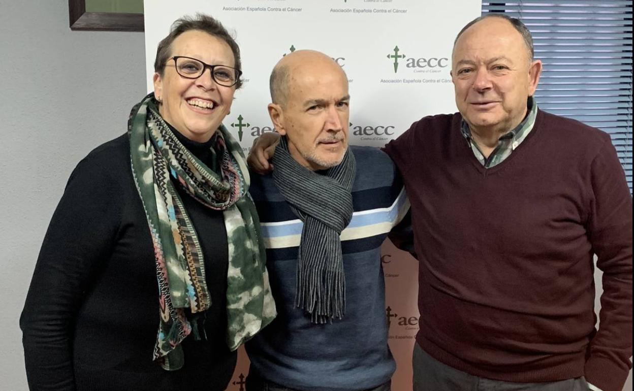 La vicepresidenta, el tesorero y presidente de la Junta Local de la AECC 