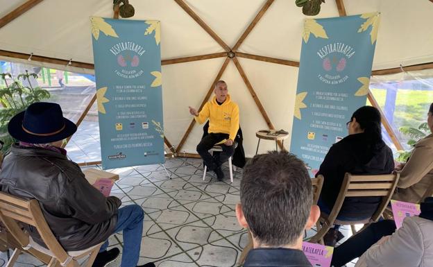 Dentro de la carpa instalada en la Plaza de España se impartieron charlas y talleres 