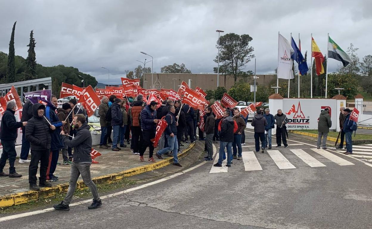 Los trabajadores a la entrada de la factoría 