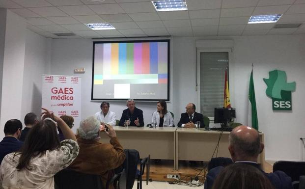 La operación fue transmitida en directo desde el quirófanos al salón de actos del hospital 