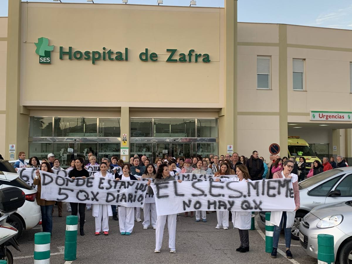 Trabajadores y ciudadanos a las puertas del centro 