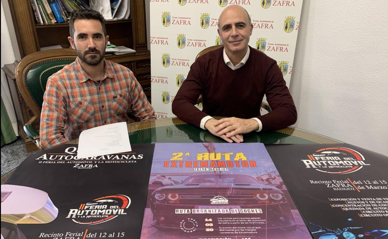 el alcalde junto al promotor del evento durante su presentación 
