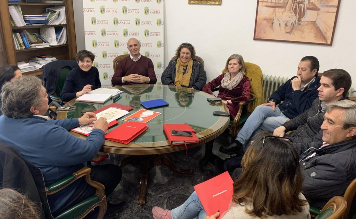 Reunion mantenida en el ayuntamiento entre todas las partes implicadas 