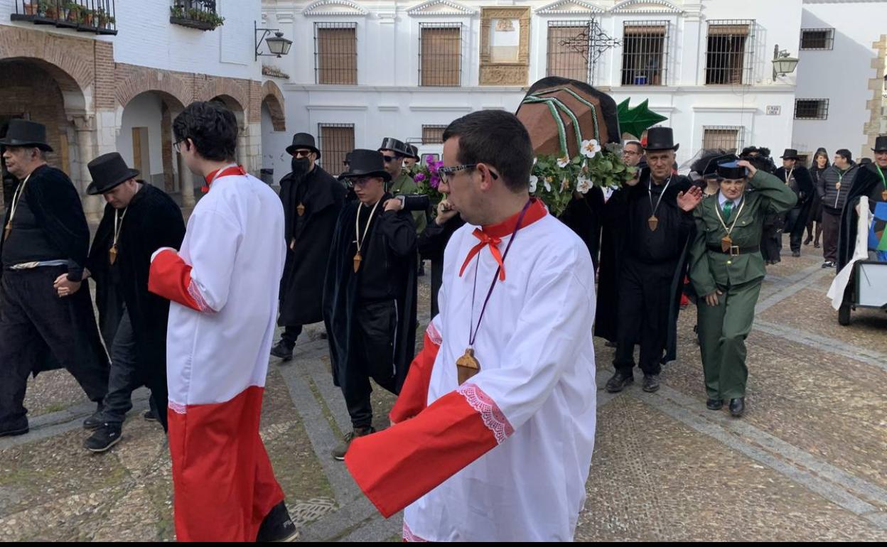 El cortejo fúnebre a su paso por la Plaza Chica 