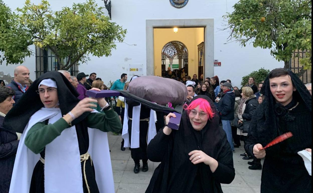 Cortejo fúnebre de la sardina a su salida del ayuntamiento 
