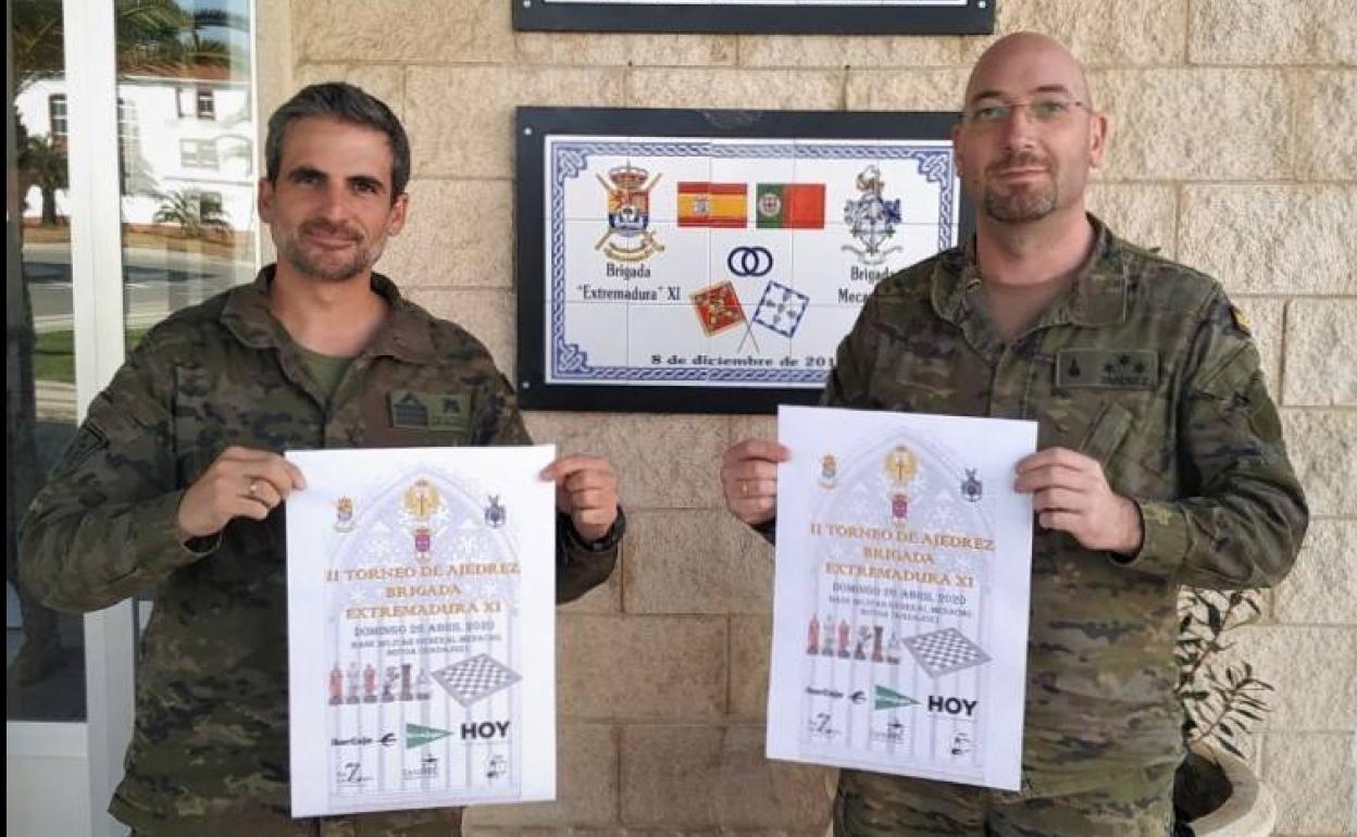 Daniel grajera junto al capitán Felicísimo Jiménez, responsable del VIII Desafío de San Fernando 