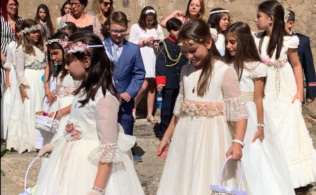 Niños y niñas de primera comununión