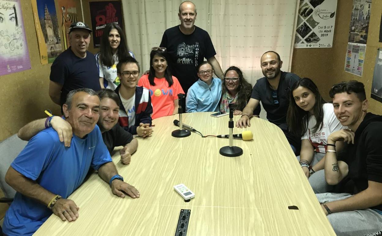 Algunos deportistas participantes en los JEDES en 2019 con sus monitories 
