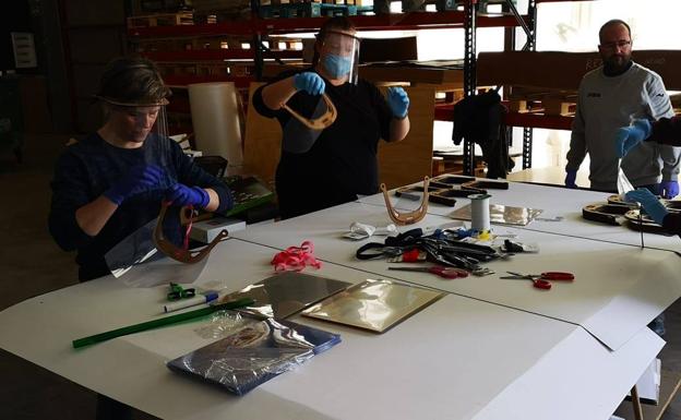 Voluntarios fabricando máscaras 