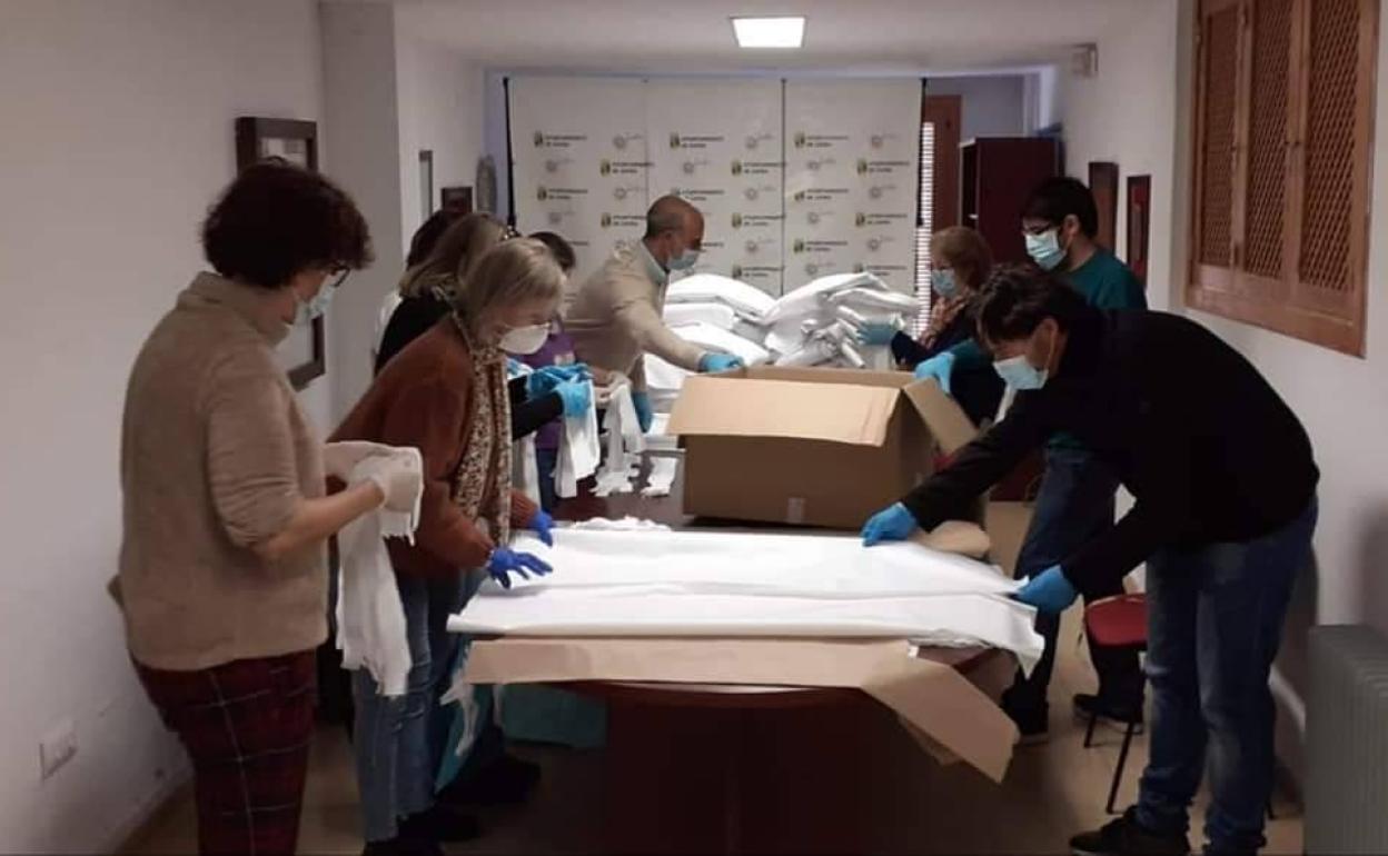 El Equipo de gobierno organiza el material tras su llegada 