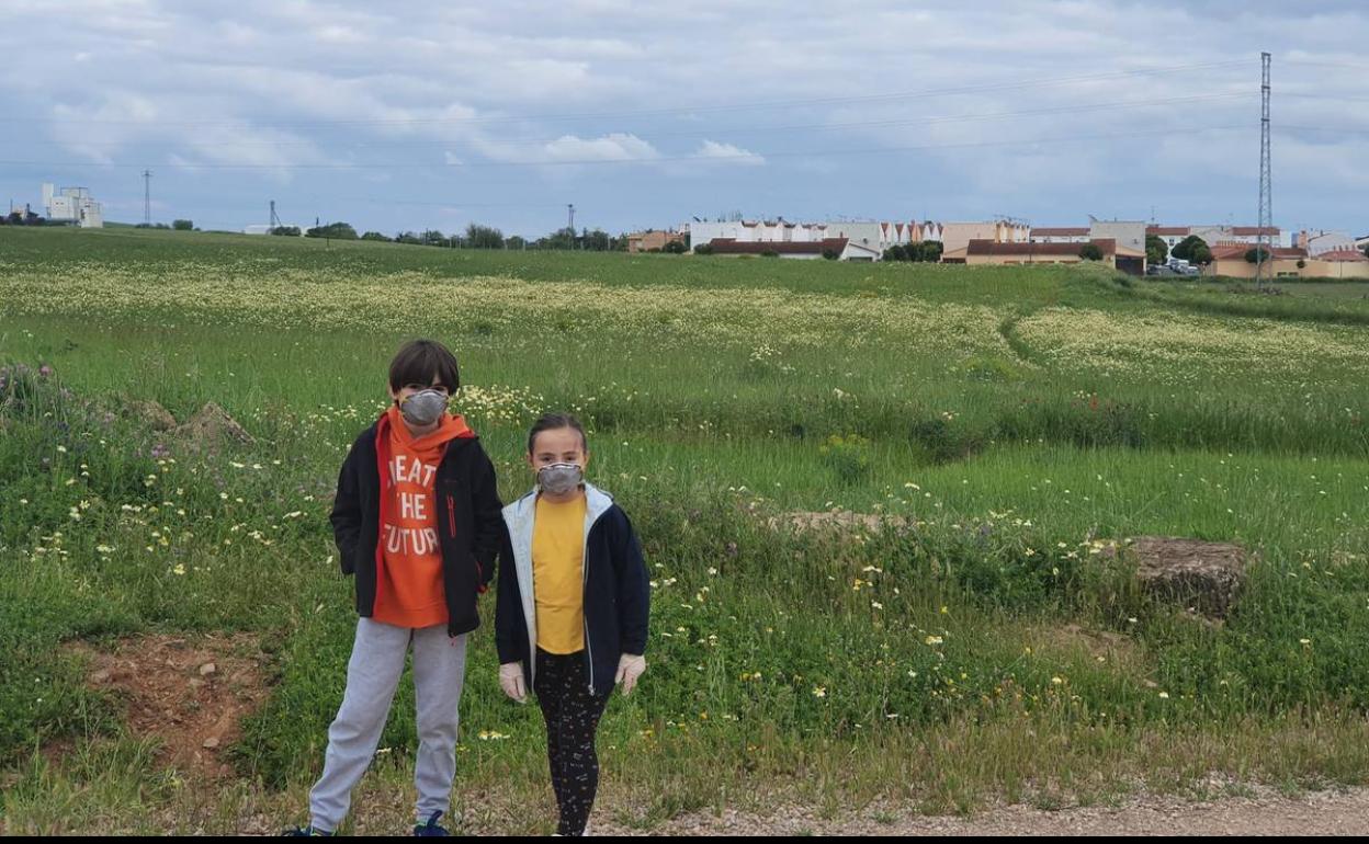 Dos de los pequeños durante su primer paseo tras siete semanas de confinamiento 