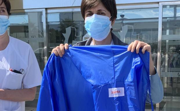 Las batas con la palabra Zafra para odentificar donde han sido confeccionadas 