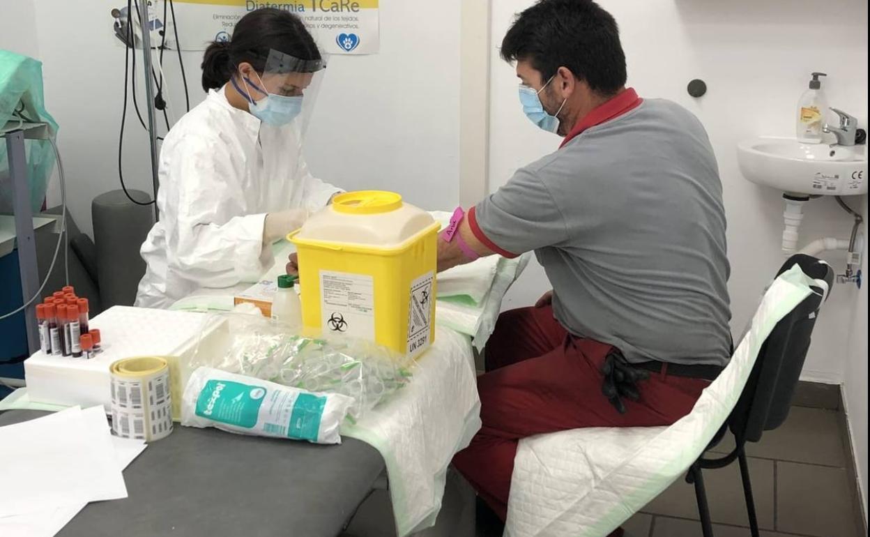 Un trabajador se somete a la prueba 