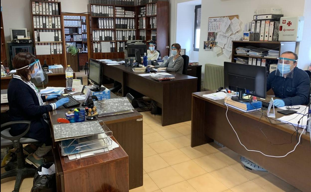 Los trabajadores del ayuntamiento vuelven a atender al público con medidas de protección 
