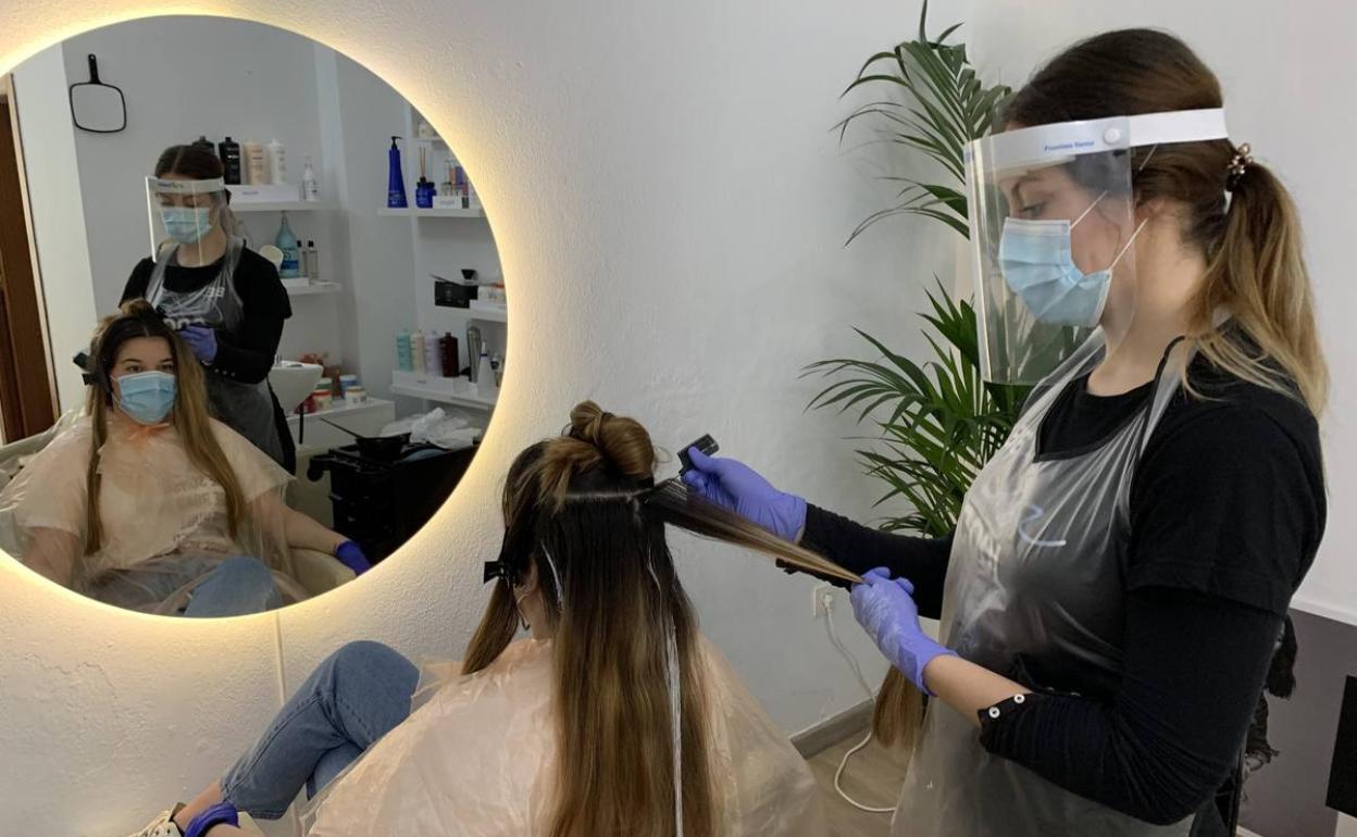 Mari Carmen atiende a una de sus clientas que ha tenido que aplazar su boda para el año que viene 