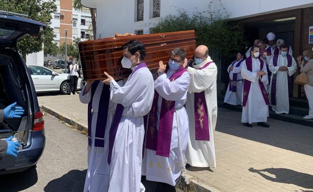 Salida de la parroquia a hombros de sus compañeros sacerdotes 