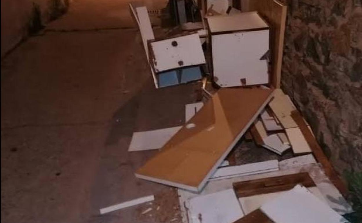 Enseres depositados en la calle en una de las onas de la ciudad 