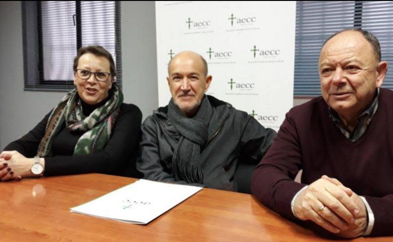 El presidente de la junta local de la AECC en Zfra y junto a la vicepresidenta y el tesorero 