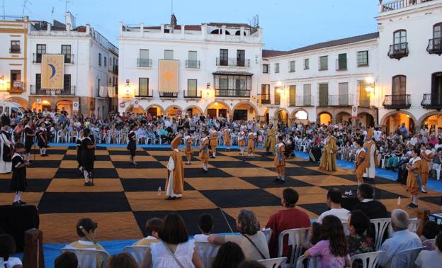 El vestuario del Ajedrez Viviente será analizado por el diseñador y estilista Pepe Reyes 