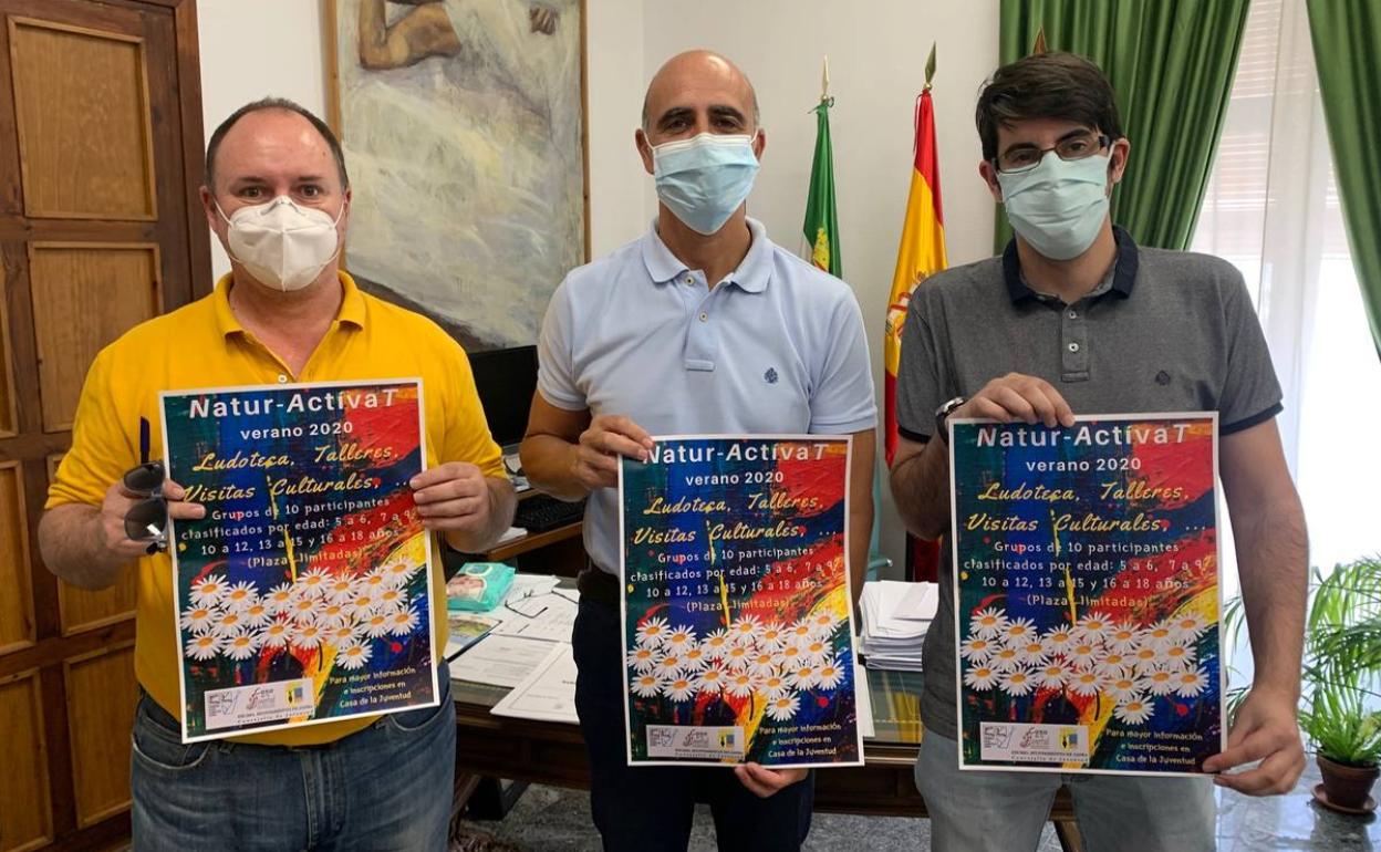 Acto de presentación con el alcalde, el concejal y el técnico de la Casa de la Juventus 
