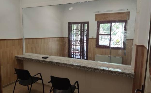 Sala de visitas con todas las medidas de seguridad ara evitar el contacto 