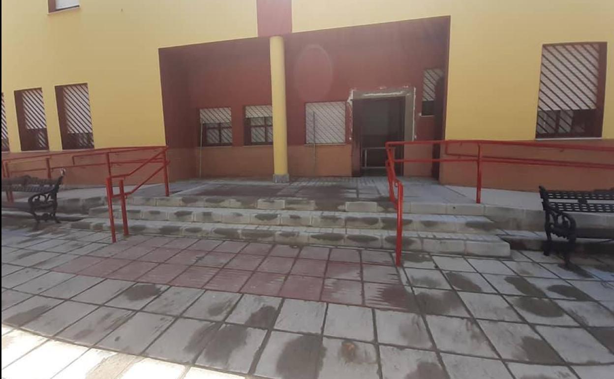 Nueva puerta que da acceso a la residencia desde la plaza 