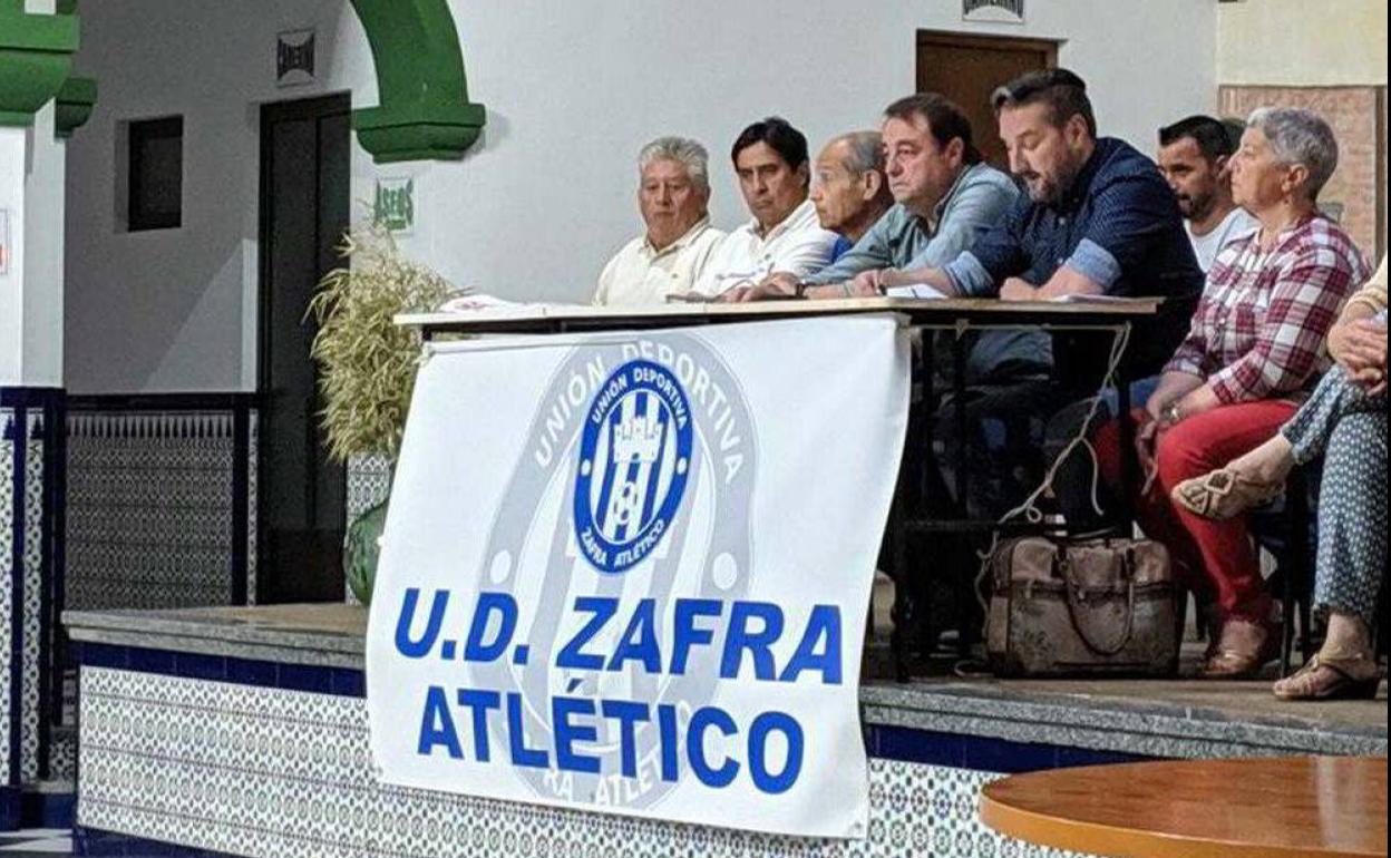 La Junta Directiva del club eb una de sus asambleas 