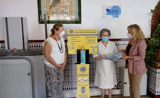 Entrega del material en el Hospiital de Santiago 