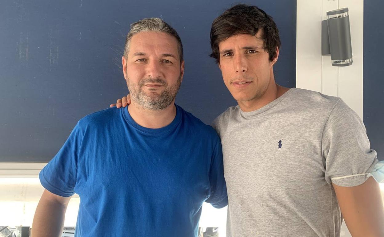 El presidente Carlos Pavón con el capitán del equipo, Jesús toboso 