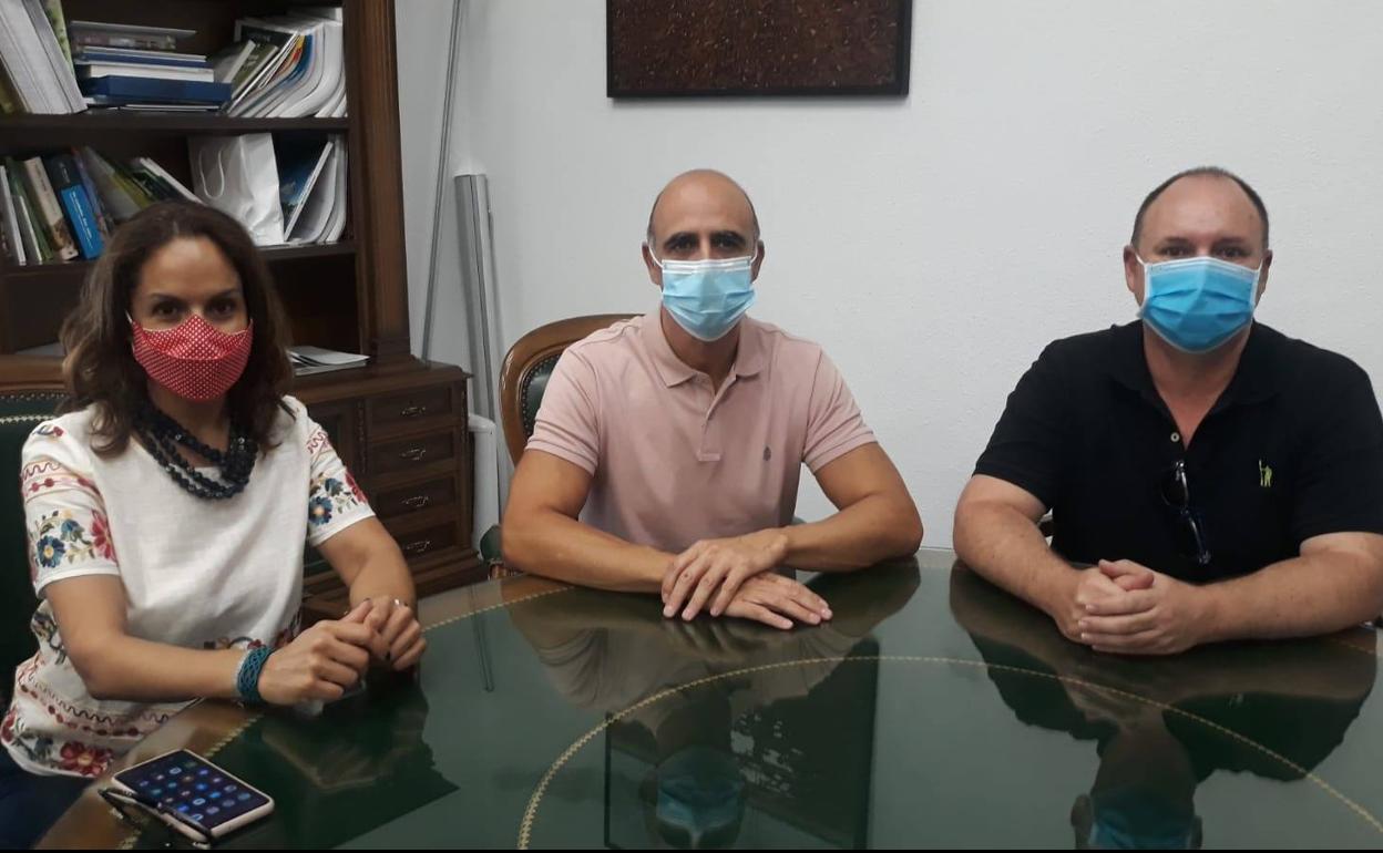 El alcalde junto a la concejala de Cultiura y el técnico de Juventud durante el anuncio de la decisión 