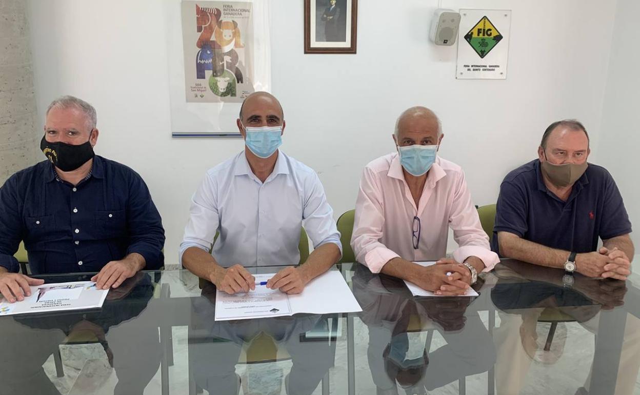 El alcalde junto al comisario de Ferias el gerrente de la Entidad Ferial y Jaime Ruis Peña, que coordinará el proyecto 