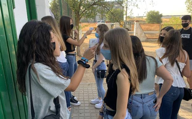 Toma de temperatura a la entrada del Cristo del Rosario 