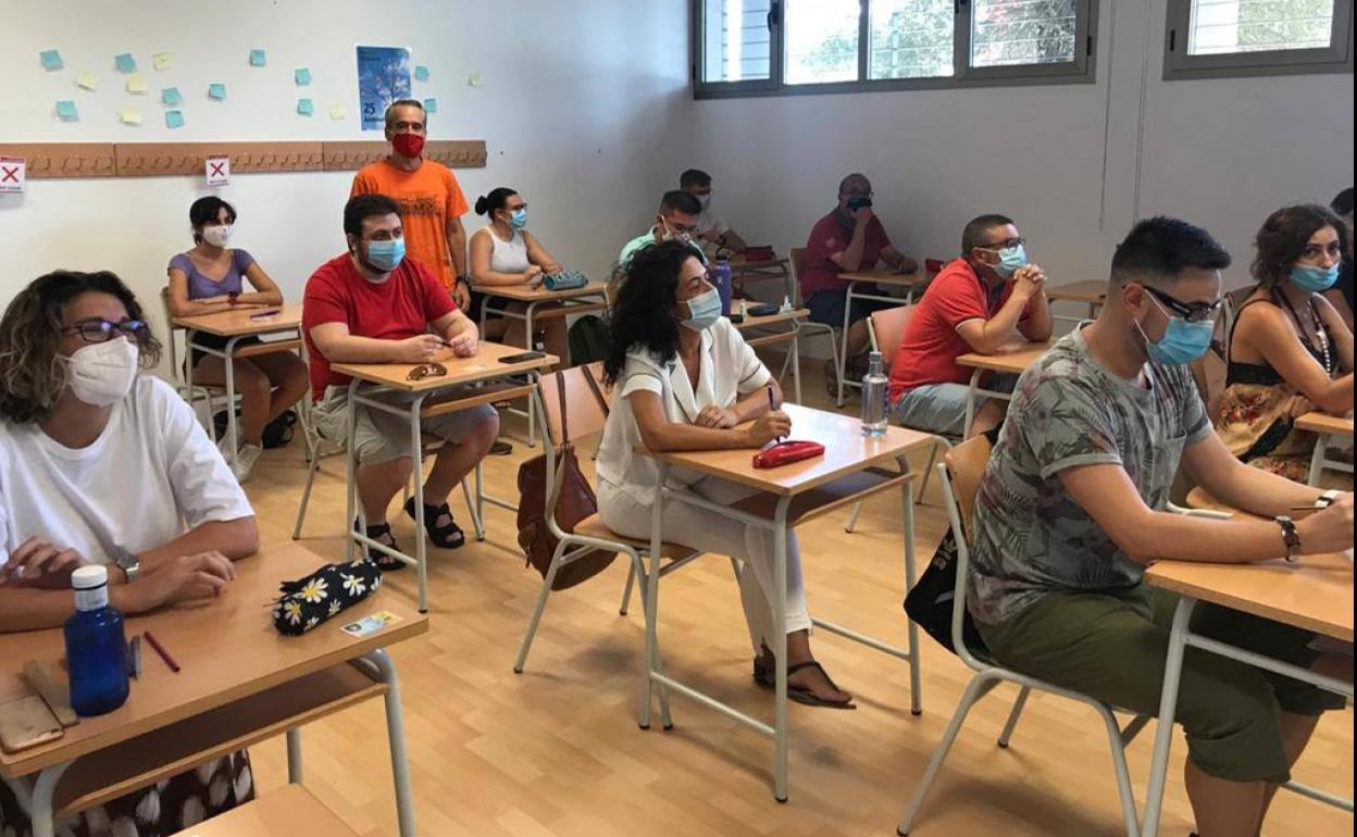 Allumnos durante uno de los exámenes que se están celebrando estos días en la EOI 