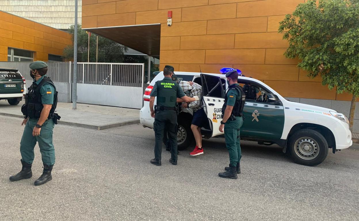 Llegada del detenido a los juzgados de Zafra 