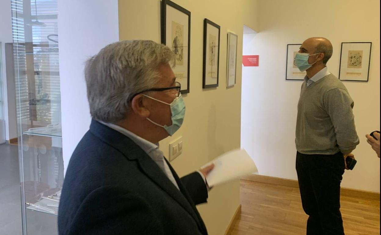 Visita del alcalde a la exposición del museo que el director explicó 