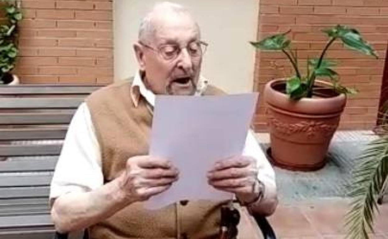 Uno de los ususarios de la residencia José gonzález Barreros durante la lectura 