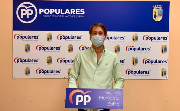 el concejal popular, Alejandro Carvajal, durante la rueda de prensa 