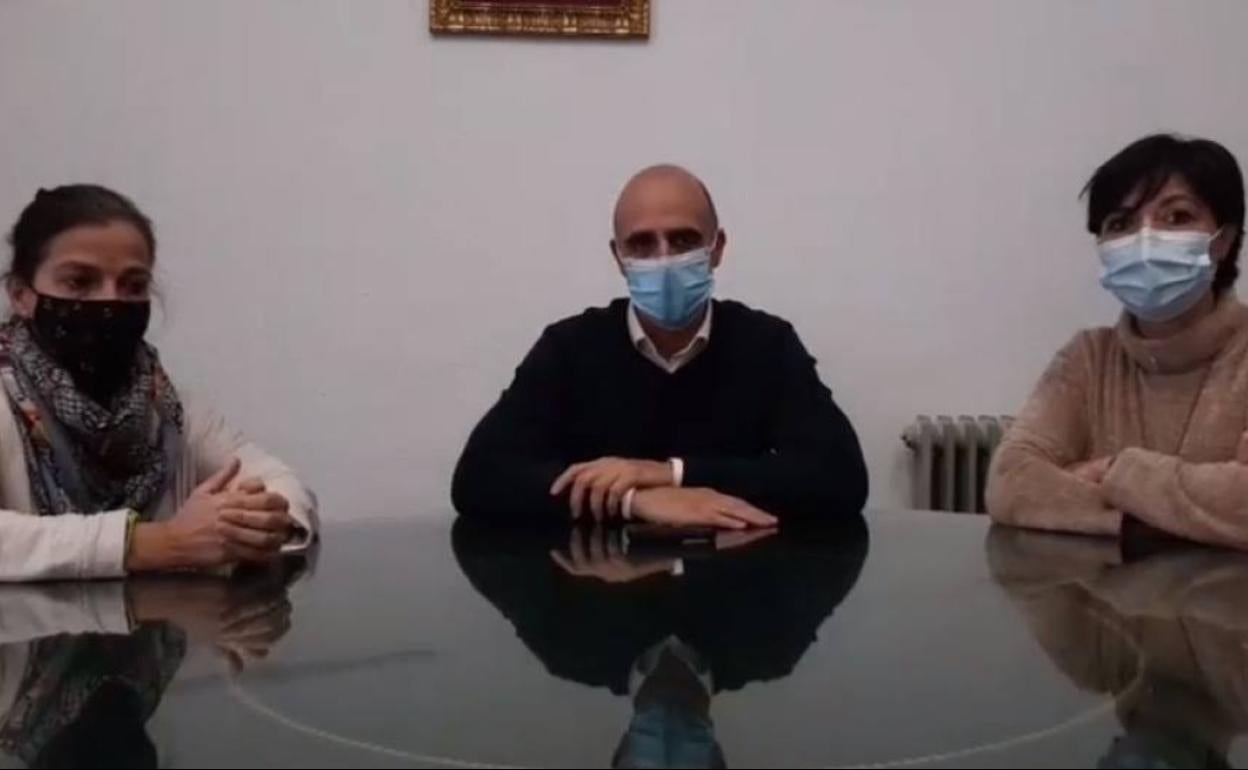 El alcalde durnate la comparecencia junto a las concejalas Nieves Peña y Toni Toro 