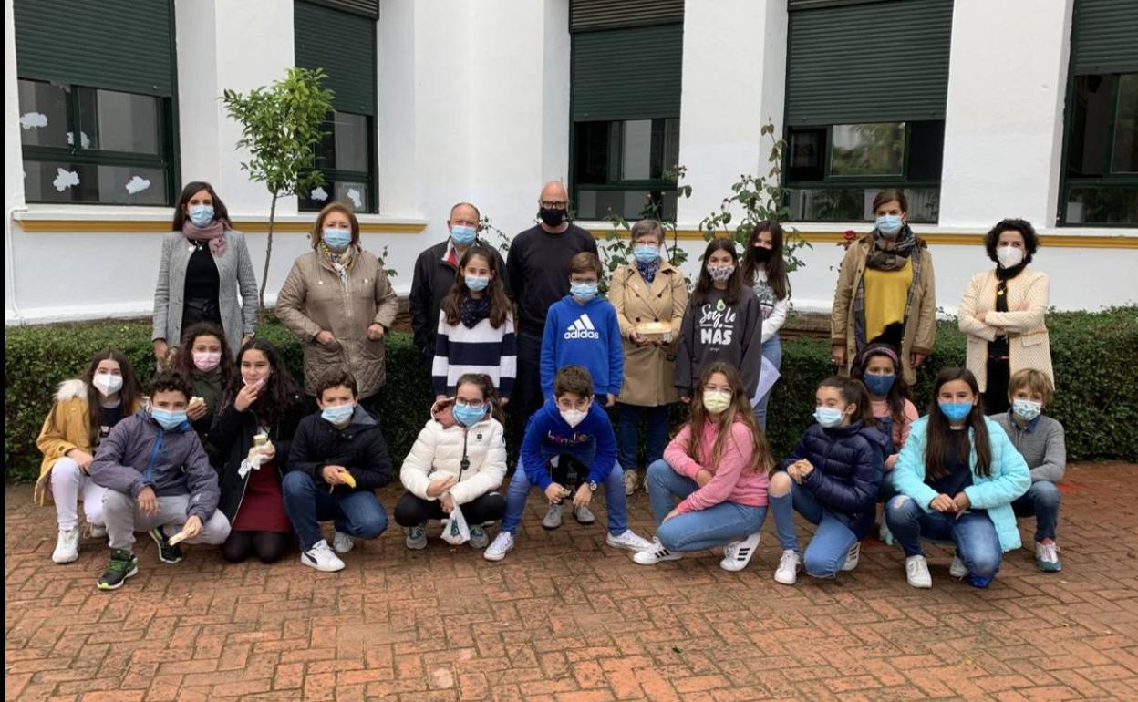 Algunos de los alumnos que han participado en esta iniciativa junto a sus maestros y representantes de la AECC