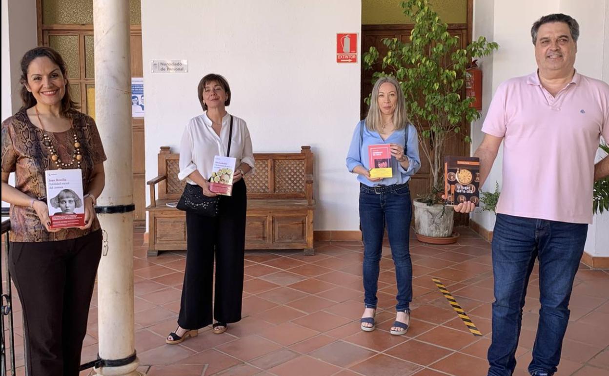 Los secretarios del premio junto a la concejala de Cultura en la presentación de las obras ganadoras 
